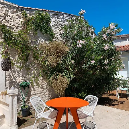 Maison Face Au Soleil Alojamento de Acomodação e Pequeno-almoço 3*